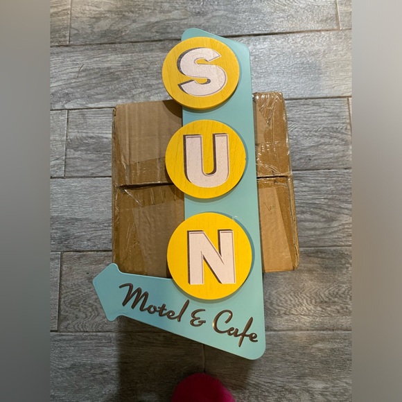 Cactus peg board and Sun motel signs (M67) - Picture 2 of 2